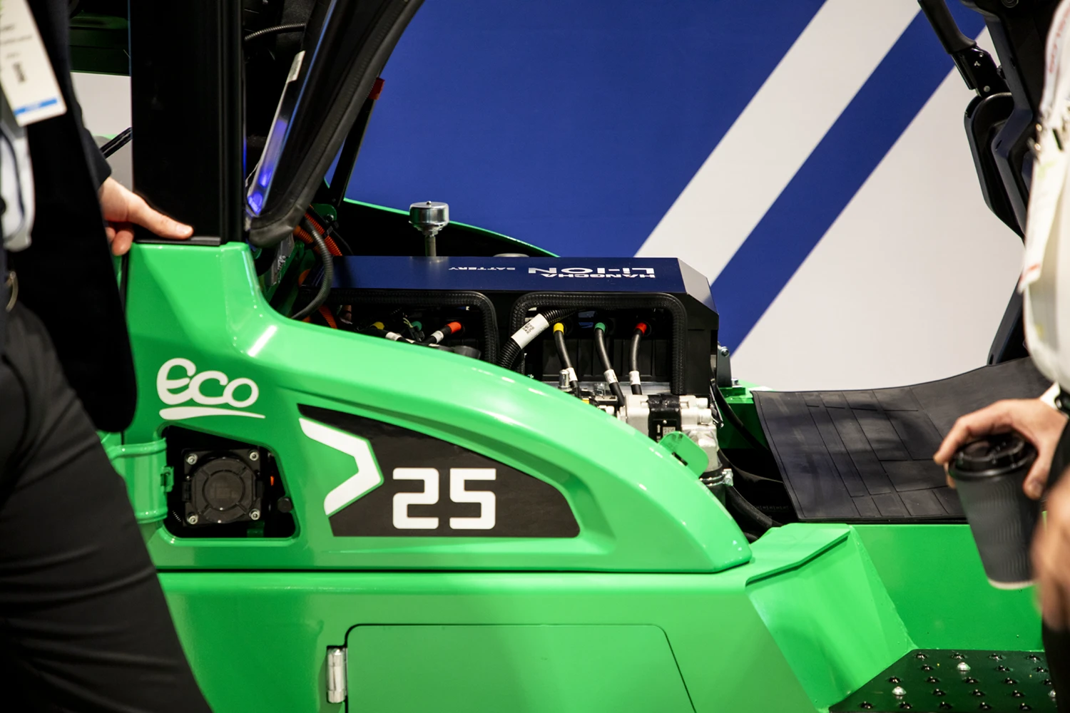 2. 2.5吨XE 系列锂电池专用叉车（带内置式充电机）.webp